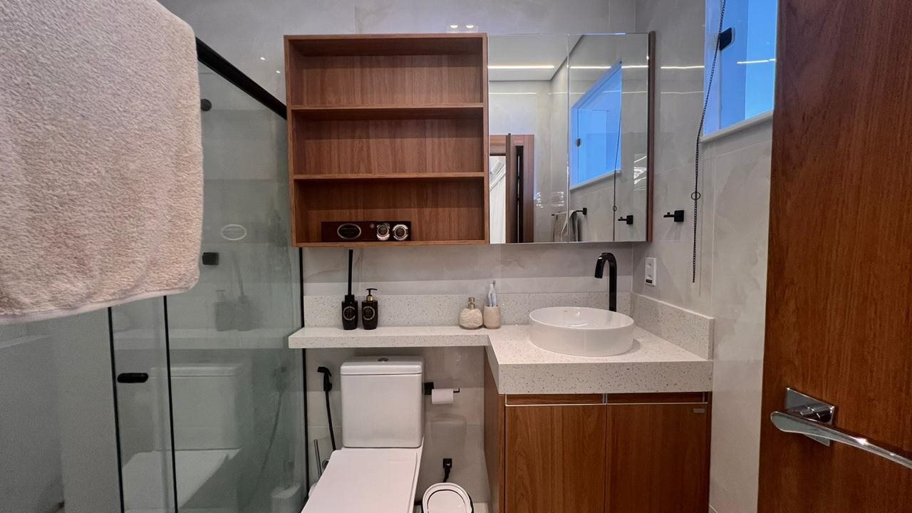 Banho da suíte com marcenaria entregue pela NG Engenharia
